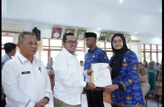 Bupati Eka Putra Serahkan SK Pada 46 CPNS