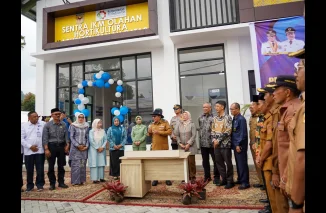 Bupati Eka Putra Resmikan Sentra IKM Produk Hoktikultura di Salimpaung