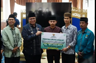 Wabup Ahmad Fadly Serahkan Bantuan Zakat Kaderisasi Ulama