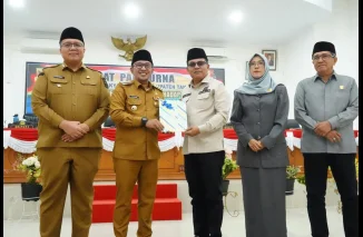 Bupati Tanah Datar Eka Putra menyampaikan Tiga Ranperda ke pimpinan DPRD