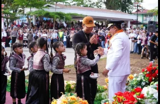 Upacara Penurunan Bendera Disaksikan Ribuan Masyarakat Tanah Datar