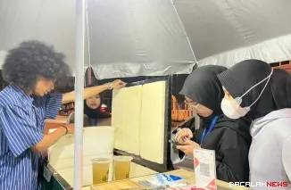 Sejumlah pengunjung memesan Air Niro, Minuman Warisan Leluhur yang Tetap Segar di Tengah Modernitas. Minuman ini buka setiap sore sekitar pukul 18.00 WIB, di depan PT Bank Perkreditan Rakyat (BPR) Pagaruyuang, Padang Panjang.Dok