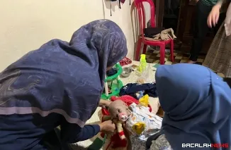 Muhammad Fauzi, belita penderita hidrosefalus, warga Kelurahan Balai-Balai, Kecamatan Padang Panjang Barat saat dikunjungi pihak terkait di pemerintah Kota Padang Panjang. (Foto Kominfo)