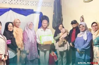 Ketua TP PKK Kota Padang Panjang, Ny. Maria Feronika Hendri, Jumat (24/10/2025), serahkan dana sebesar Rp13.250.000 kepada ibunda Fauzi, Yani di kediaman di Kelurahan Balai-Balai, Kecamatan Padang Panjang Barat. (Foto Kominfo).