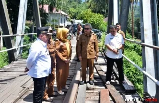 Bupati Benni Warlis saat meninjau Jembatan Kampuang Caniago. (Foto Kominfo)
