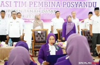 Bupati Eka Putra menyaksikan pelantikan Ketua Tim Pembina Posyandu Kecamatan dan Ketua Tim Pembina Posyandu Nagari di Gedung Nasional Maharajo Dirajo Batusangkar.