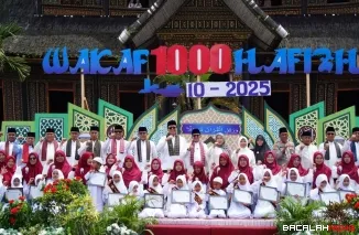 Bupati Eka Putra foto bersama dengan para hafiz dan hafizah pada acara Wakaf 1.000 Hafiz di Istano Basa Pagaruyung