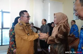 Bupati Tanah Datar Eka Putra menyaksikan proses serah terima jabatan Kepala Dinas Kesehatan dari Yesrita Zedrianis kepada Aries Sumantri di Aula Dinas Kesehatan Pagaruyung