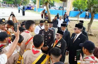 Bupati Eka Putra bersama Wabup Ahmad Fadly menyalami peserta menjelang Upacara Hari Kesaktian Pancasila di Lapangan Cindua Mato Batusangkar.