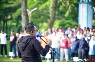 Bupati Eka Putra memimpin Apel Gabungan dalam rangka Peringatan World Clean Up Day (WCD) 2025 di Kantor Bupati Pagaruyung.