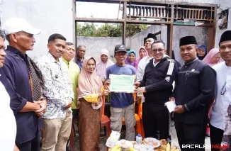 Bupati Eka Putra didampingi Ketua Baznas Yasmansyah menyerahkan bantuan kepada korban musibah kebakaran di Jorong Lingkung Kawek, Nagari Tanjung Barulak.