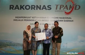 Bupati Tanah Datar Eka Putra didampingi Kepala OJK Perwakilan Sumbar Roni Nazra foto bersama usai menerima Piagam Penghargaan Nominasi TPAKD Award 2025 di Jakarta.