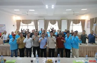 Foto bersama peserta konferensi PWI Kabupaten Tanah Datar dengan para undangan