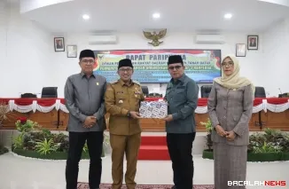 DPRD Tanah Datar menyerahkan tanggapan fraksi kepada Pemkab