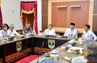Bupati Agam, Ir. H. Benni Warlis, MM, Dt. Tan Batuah, saat menghadiri rapat pembahasan Antisipasi Kemacetan Pasar Padang Luar bersama Pemerintah Provinsi Sumatera Barat, berlangsung di Istana Gubernur Sumatera Barat, Jumat (24/10/2025). (Foto Kominfo).