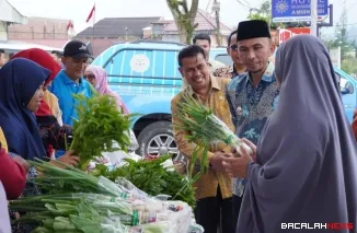 Wakil Wali Kota, Allex Saputra tinjau pelaksanaan Gerakan Pangan Murah di halaman parkir Masjid Taqwa Muhammadiyah, Kamis (16/10/2025). (Foto humas)