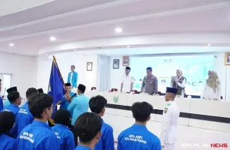 Ketua DPD KNPI Provinsi Sumatera Barat, Nanda Satria lantik Ketua KNPI Padang Panjang Hazi Zulhakim di Hall Lantai III Balai Kota, Rabu (15/10/2025).