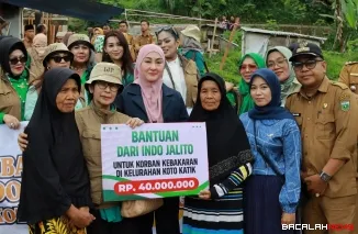 Indo Jalito Peduli Serahkan Bantuan Rp40 Juta untuk Korban Kebakaran di Koto Katik Kecamatan Padang Panjang Timur, Senin (20/10/2025). (Foto Kominfo)