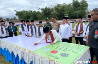 Bupati Benni Warlis saat penandatanganan deklarasi pesantren ramah anak usai acara Hari Santri Nasional Tahun 2025 tahun 2025 di Lapangan Bola Kaki Pitalo Nagari Pasie Ampek Angkek, Kabupaten Agam, Rabu (22/10/2025). (Foto Bacalahnews).