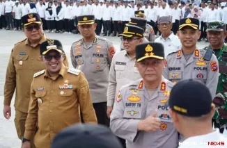Kapolda Irjen Pol Gatot Tri Suryanta memeriksa pasukan Satkamling Digital di Lapangan Cindua Mato Batusangkar, didampingi Bupati Eka Putra dan Wabup Ahmad Fadly serta Ketua DPRD Anton Yondra.