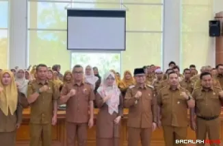 Wakil Wali Kota Bukittinggi, Ibnu Asis foto bersama di Aula Balai Kota Bukittinggi, Selasa (21/10/2025), pada Rapat Koordinasi Tim Percepatan Penurunan Stunting (TPPS). (Foto Kominfo).