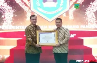 Wali Kota Padang Panjang, Hendri Arnis terima Sertifikat Akreditasi dan Hasil Pengawasan Kearsipan 2024 di Kantor Arsip Nasional RI, Jakarta, Senin (20/10/2025). (Foto Kominfo)