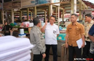 Kepala Satker Pelaksanaan Prasarana Strategis Kementerian PU Sumatera Barat Jihat bersama Bupati Eka Putra meninjau lokasi rencana pembangunan Pasar Batusangkar