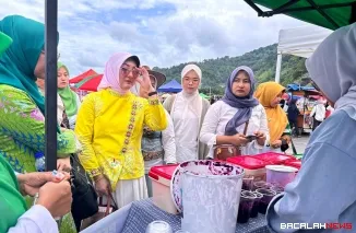 Ketua Dekranasda Kota Padang Panjang, Ny. Maria Feronika Hendri meninjau pelaku Usaha Mikro, Kecil dan Menengah (UMKM) yang berjualan di Arena Pacuan Kuda Gubernur Cup III Alek Anak Nagari Pabasko di GOR Khatib Sulaiman, Ahad (26/10/2025). (Foto Kominfo)