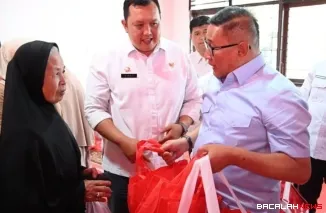 Wali Kota Bukittinggi, Ramlan Nurmatias serahkan bantuan secara simbolis kepada korban kebakaran. Bantuan itu diberikan di Kantor Lurah Birugo, Rabu (29/10/2025). (Foto Kominfo).