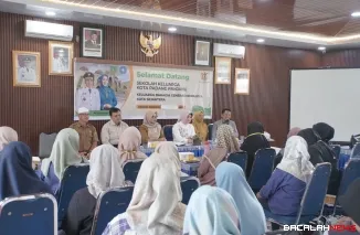 Ketua TP PKK Kota Padang Panjang, Ny. Maria Feronika Hendri saat memberikan motivasi kepada peserta Sekolah Keluarga di Aula Kecamatan Padang Panjang Barat (PPB), Selasa (21/10/2025). (Foto Kominfo).