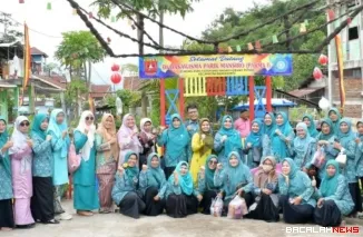 Staf Ahli TP PKK Kabupaten Agam, Ny. Maya Iqbal kunjungan kelompok Dasawisma Parma Nagari Kubang Putiah, Kecamatan Banuhampu, Kamis (16/10/2025). (Foto Kominfo Agam).
