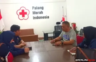 DISKUSI - Ketua DPD Partai NasDem Kota Bukittinggi, H Zulhamdi Nova Candra bertemu dan berdiskusi dengan ketua PMI Kota Bukittinggi terkait rencana pelaksanaan donor darah dalam rangka Milad ke-14 Partai NasDem.