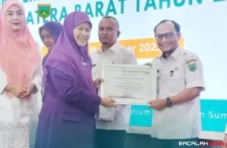Kepala Dinas Sosial PPKBPPPA, Winarno menerima penghargaan dari Ketua Tim Pembina Posyandu Provinsi Sumatera Barat, Harneli Mahyeldi, yang diserahkan di Auditorium Gubernuran, Rabu (15/10/2025).