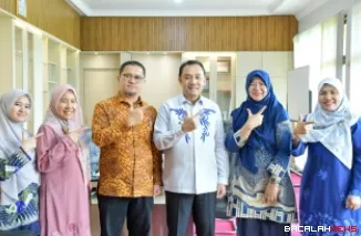 Wakil Bupati Agam, Muhammad Iqbal menerima audiensi, koordinasi, dan silaturahmi BPOM Payakumbuh, di ruang kerjanya, Kamis (16/10/2025). (Foto Kominfo Agam)