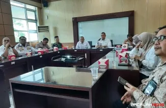 Kepala Dinas Sosial Pemberdayaan Perempuan dan Perlindungan Anak (Dinsos dan PPPA) Hendra Setiawan memimpin Rakor persiapan peringatan Hari Pahlawan di Aula Sekda.