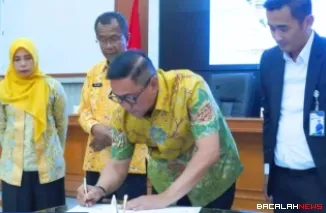 Wako Ramlan Nurmatias tandatangani adendum nota kesepakatan dan rencana kerja bersama tentang optimalisasi Program Jaminan Kesehatan Nasional di Hall Balai Kota Bukittinggi, Kamis (16/10/2025). (Foto Kominfo)
