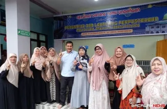 Wali Kota diwakili Staf Ahli Bidang Pemerintahan, Hukum, dan Politik, Faizah resmikan Perpustakaan Masjid Nurul Amri di Kelurahan Balai-Balai, Kecamatan Padang Panjang Barat, Kota Padang Panjang, Selasa (21/10/2025). (Foto Bacalahnews)