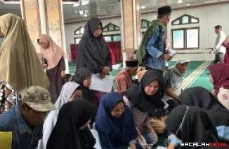 Sejumlah Warga di Jorong Ranah, Nagari Sungai Landia, tengah menunggu antrian dalam kegiatan pemeriksaan kesehatan gratis yang dilaksanakan di Masjid Jamik Ranah, Kamis (23/10/2025). (Foto Bacalahnews)