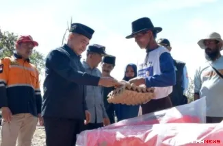 Bupati Agam, Benni Warlis saat menyalurkan bantuan darurat kepada korban kebakaran di Lasi Tua, Kecamatan Canduang, Kabupaten Agam, Sabtu (25/10/2025). (Foto Kominfo)