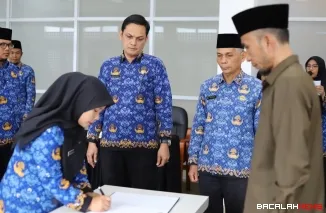 Wakil Wali Kota, Allex Saputra lantik 11 ASN di Balai Kota, Jumat (17/10/2025). (Foto Kominfo)