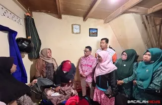 Tim Penggerak PKK Kota Padang Panjang meninjau rumah Muhammad Fauzi, penderita hidrosefalus, Kamis (23/10/2025). (Foto Kominfo).