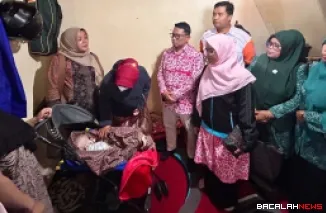 Tim Penggerak PKK Kota Padang Panjang saat meninjau rumah Muhammad Fauzi, penderita hidrosefalus di Kelurahan Balai Balai, Kamis (23/10/2025). (Foto Kominfo)