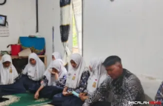 Guru dan Siswa SMPN 1 Baso takziah ke rumah Zaki Anugrah Nabawi pelajar Kelas IX di Jorong Simarasok, Nagari Simarasok, Kecamatan Baso, Kamis (16/10/2025). (Foto Yaman)