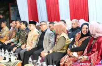 Wali Kota Bukittinggi, Ramlan Nurmatias resmi buka Ngarai Sianok Festival. Pembukaan dilaksanakan di parkiran Ngarai Sianok Janjang 1000, Sabtu (24/10/2025).