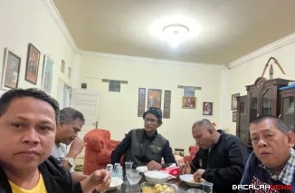 Ketua Syarikat Islam Kota Bukittinggi, Tuanku Rismaidi bersama wartawan. (Foto istimewa)