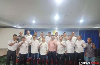 Sejumlah peserta UKW yang diselenggarakan Lembaga Uji Kompetensi Wartawan Universitas Pembangunan Nasional Veteran Yogyakarta di Kota Medan, Sumatera Utara foto bersama, Jumat--Sabtu (17--18/10/2025). (Foto PJS)
