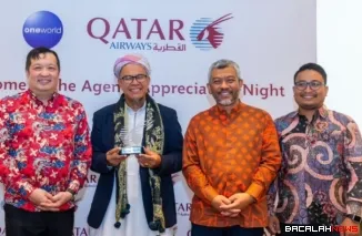 KH Zulkifli Ahmad Jundim diapit petinggi Qatar Airways.