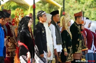 Peserta Upacara Peringatan Hari Sumpah Pemuda ke-97 di Lapangan Cindua Mato Batusangkar memakai pakaian adat nusantara.