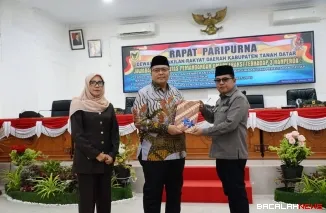 Wabup Ahmad Fadly menyerahkan jawaban atas tanggapan fraksi DPRD terkait tiga ranperda