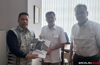 Wali Kota Padang Panjang Hendri Arni serahkan proposal Rusunawa MBR serta bantuan peningkatan RTLH kepada Sekretaris Direktorat Jenderal Perumahan dan Perkotaan Kementerian PUPR, Nasrullah di Jakarta. (Dok Kominfo)